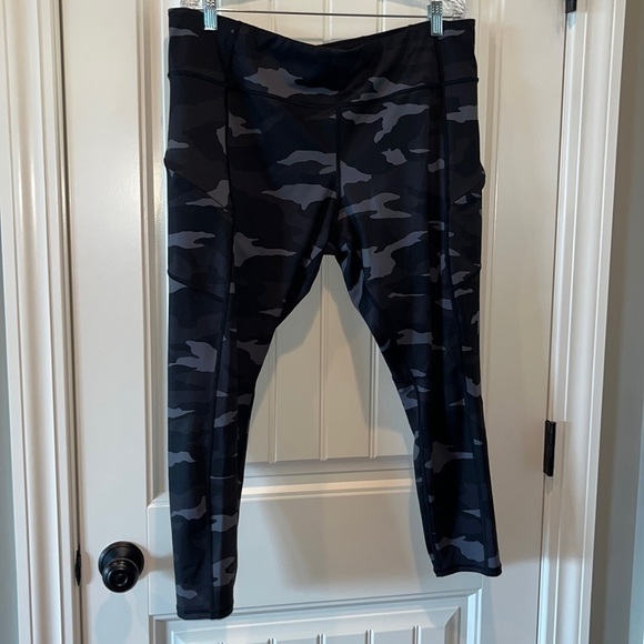 ATHLETA dark camo 7/8 legging size 1X - Picture 4 of 13